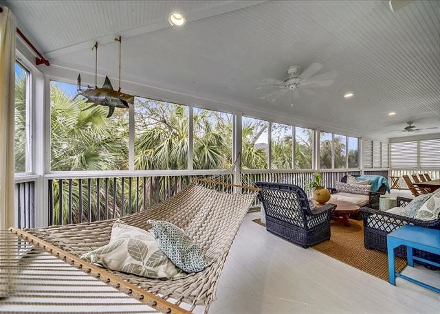 the screened porch at A Wave Call Cottage
