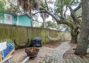 live oaks cottage back yard